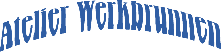 Leicht gebogener blauer Schriftzug in Schrift mit Serifen: Atelier Werkbrunnen.