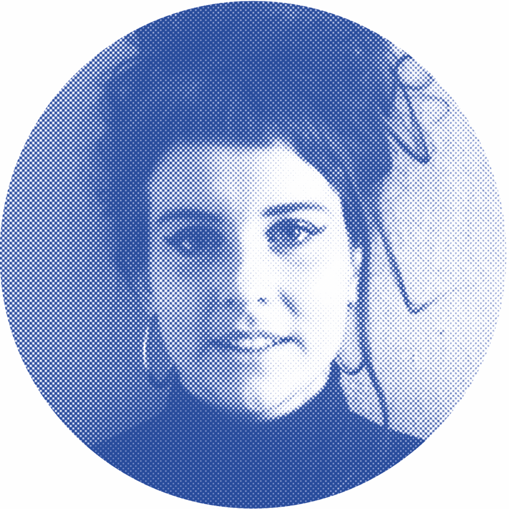 Auf dem runden Bild ist in blau gepunktet das Portrait einer Person zu sehen, die direkt in die Kamera schaut und lächelt.