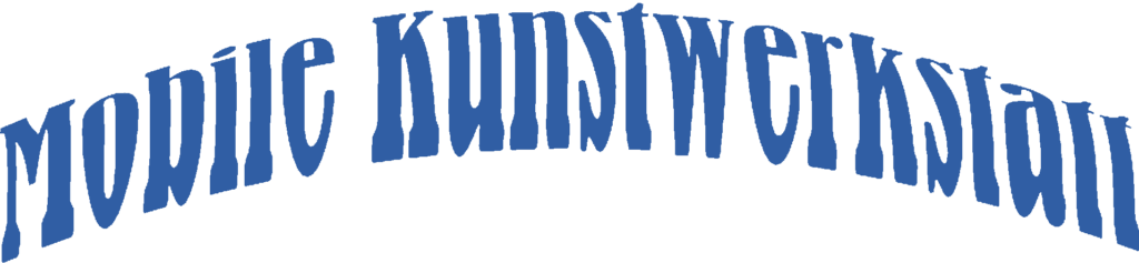 Leicht gebogener blauer Schriftzug in Schrift mit Serifen: Mobile Kunstwerkstatt.