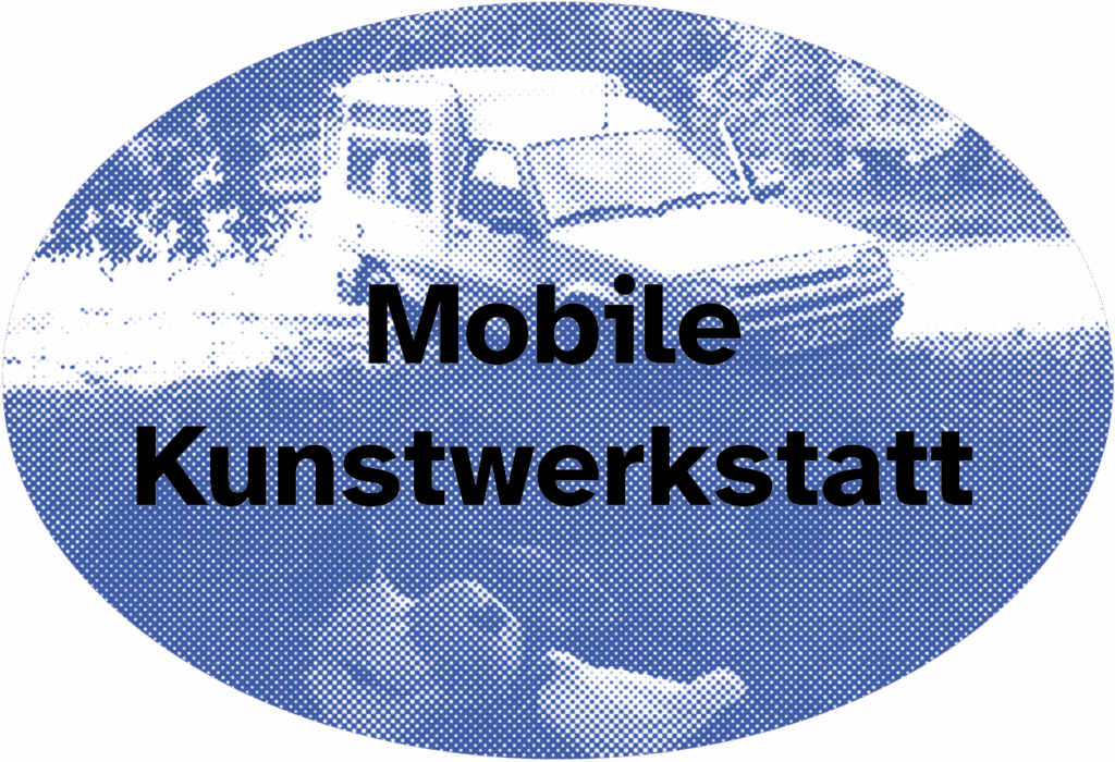 Auf dem ovalen Bild ist in blau gepunktet ein Auto auf einer Wiese zu sehen. Vor dem Auto sind Hühner und ein Hahn zu erkennen. Im Vordergrund in der Mitte des Bildes steht: Mobile Kunstwerkstatt.