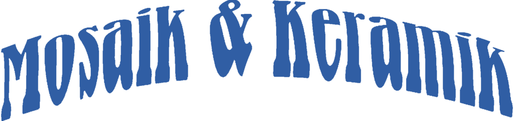 Leicht gebogener blauer Schriftzug in Schrift mit Serifen: Mosaik & Keramik.
