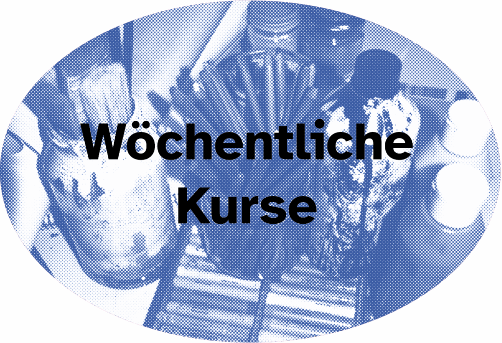 Auf dem ovalen Bild sind in blau gepunktet verschiedene Malutensilien von schräg oben zu sehen, darunter Pinsel, Kreiden, Stifte und Farben. Im Vordergrund in der Mitte des Bildes steht: Wöchentliche Workshops.